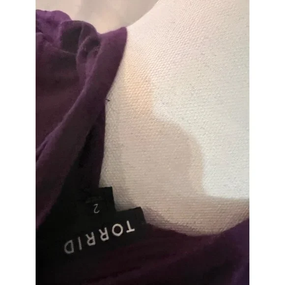 Torrid vneck  shirt size 2 - Picture 2 of 4